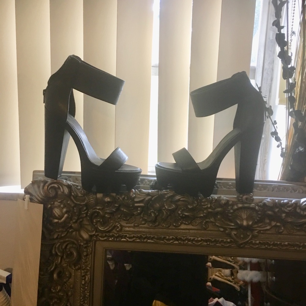 💃🏽 BLACK on black size 8 wedges 😎💃🏽😎Python has sold